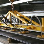 Levage tôles acier avec palonnier à ventouses